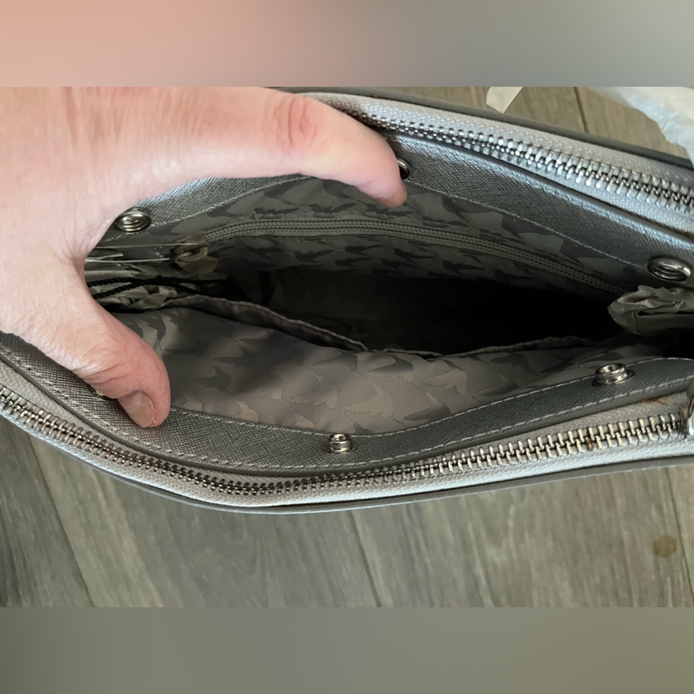 NWT Lo & Sons Pearl Saffiano Leather Silver Crossbody Bag Retails $300 - Picture 5 of 14